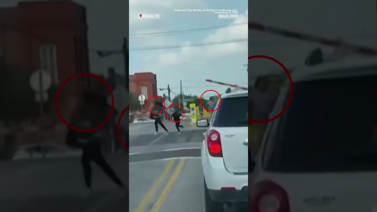 People #escape #car stuck on #traintracks before collision People #escape #car stuck on #traintracks before collision