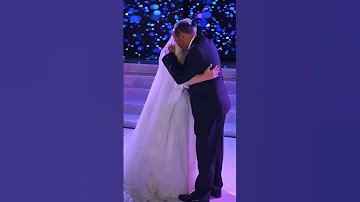 العروسه القمر بترقص مع ابوها وابوها بيعيط بنتى و حبيبتي مدحت صالح 