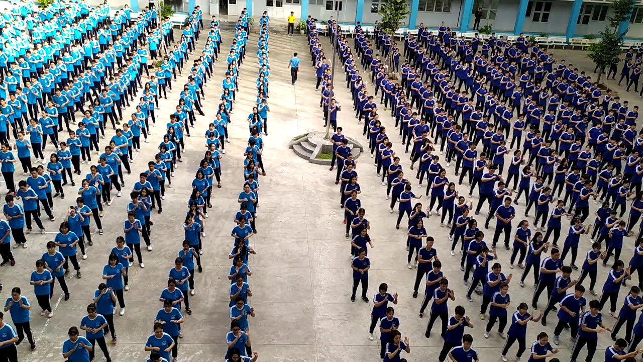 Tập thể dục giữ giờ đồng phục-LinhTrung high school