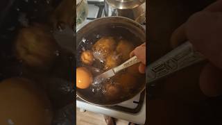 Варяться яички с картошкой!