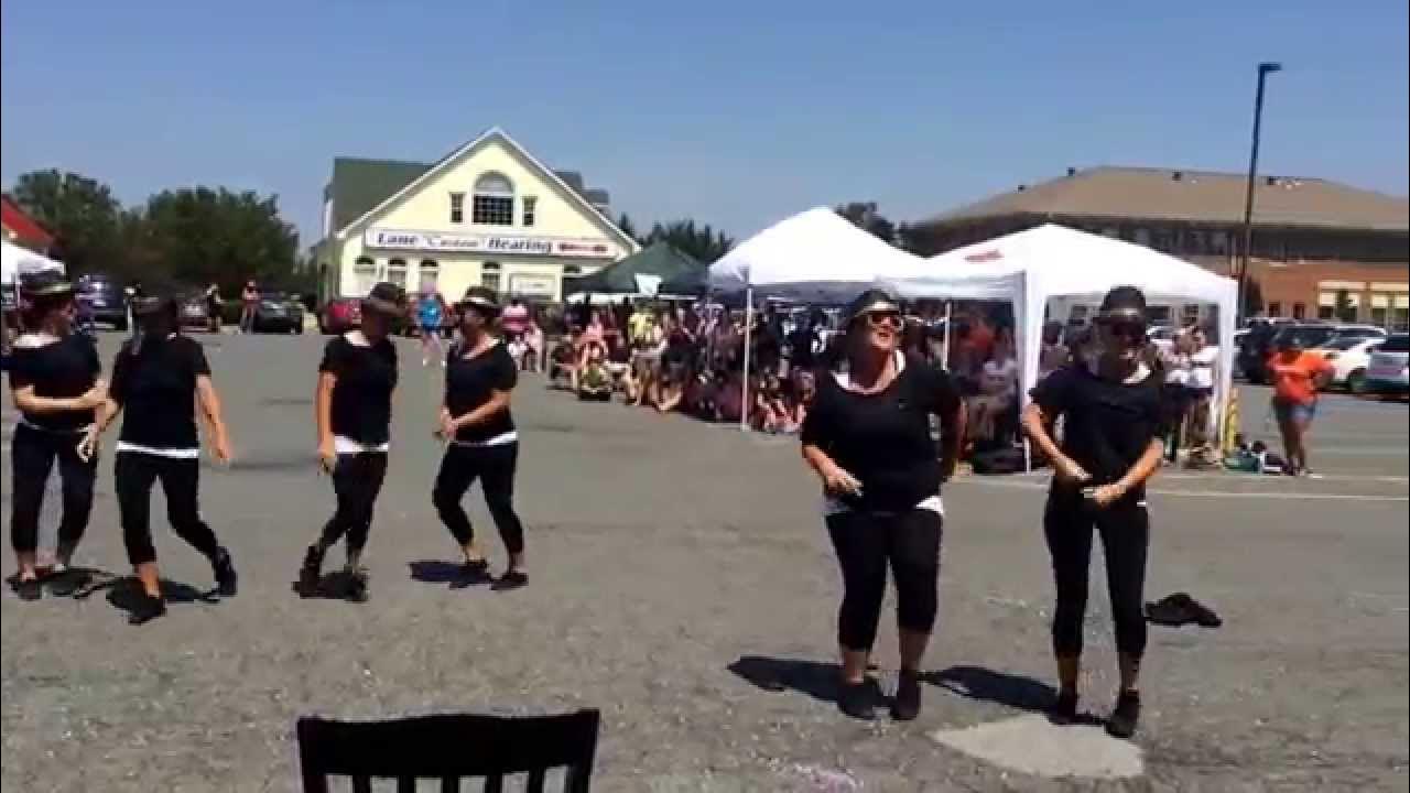 bruno-mars-texas-roadhouse-line-dance-proposal-youtube