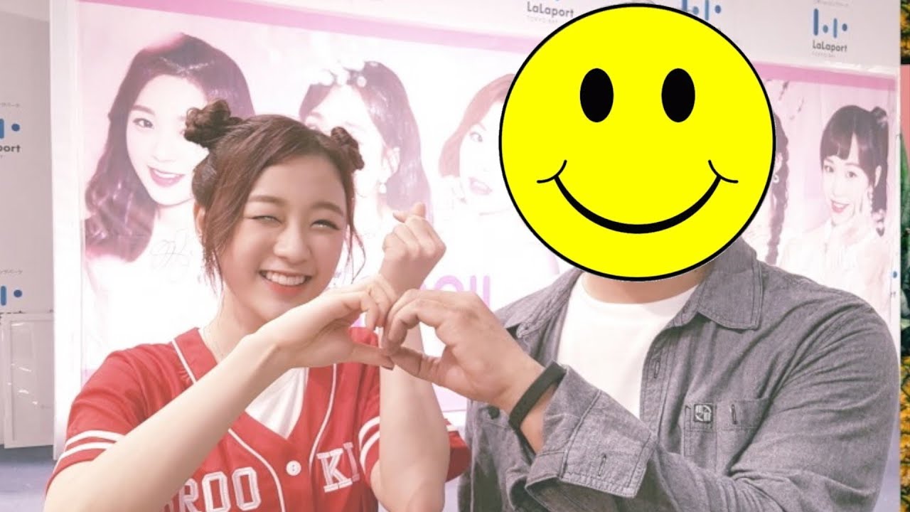 APRIL(에이프릴) takes pictures with a fan - YouTube