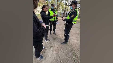 Her blir artist Mikal Bøckman arrestert etter at han kommenterer politiets oppførsel