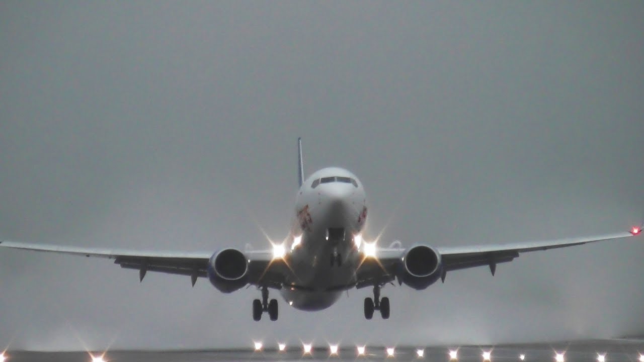 [HUGE WATER SPRAY!] Jet2 Boeing 737-800 Charter Flight Takes off at Norwich Airport!