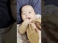 首を拭かれて笑いが止まらない生後3ヵ月赤ちゃん A 3-month-old baby who can't stop laughing after wiping his neck #shorts