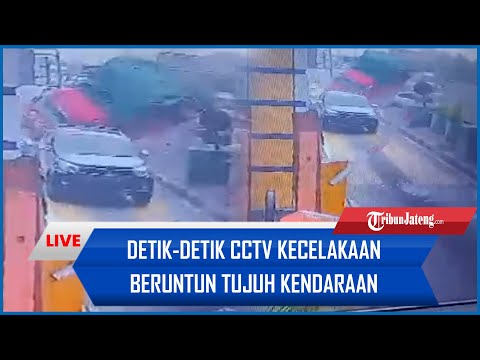 🔴Detik-detik CCTV Kecelakaan Beruntun Tujuh Kendaraan di Gerbang Tol Halim Utama