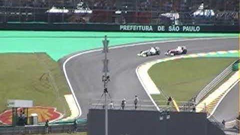F1 Interlagos 2009 - Brazil - Kamui Kobayashi overtaking Jenson Button F1小林可夢偉