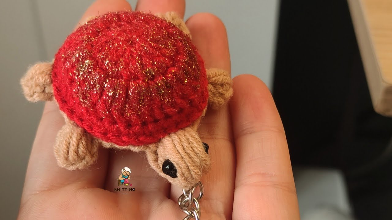 We knit a very cute turtle keychain, you can sell it or give it as a gift. 🐢🐢