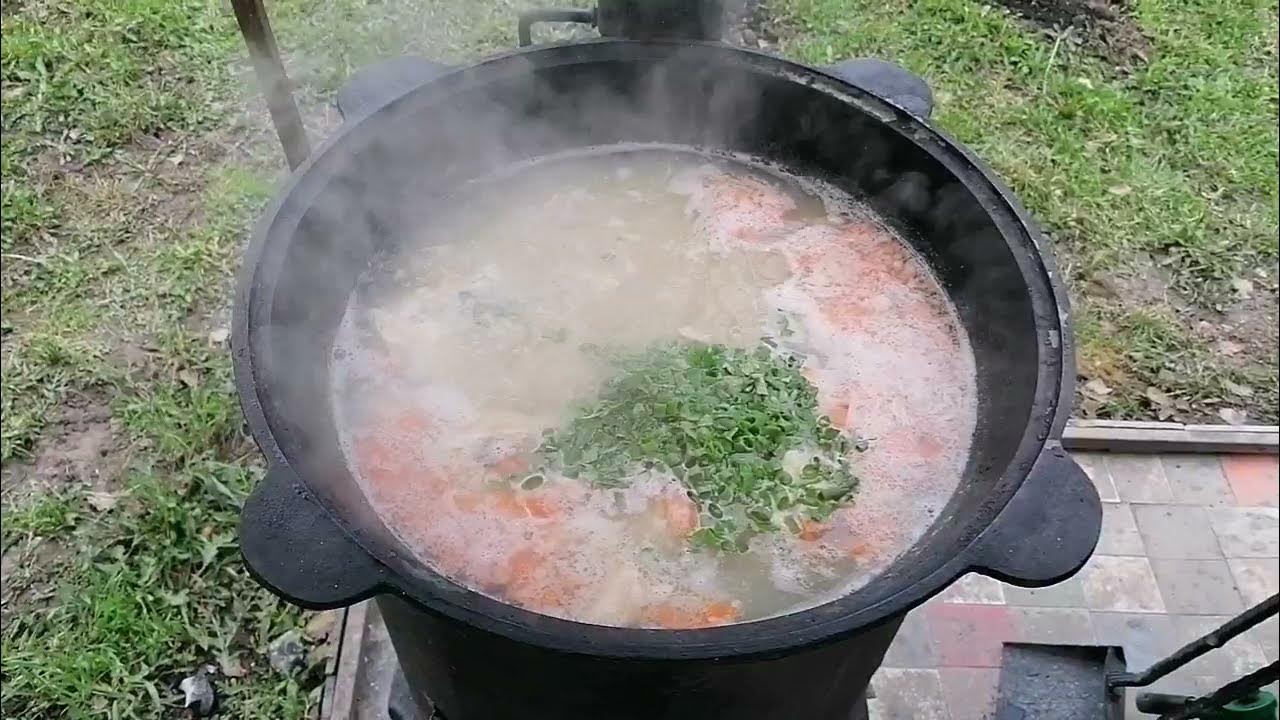 Красная рыба в казане на костре. Рыба в казане на костре. Уха царская в казане на костре. Уха на костре. Уха на природе на костре.