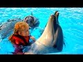 Николь плавает с дельфинами