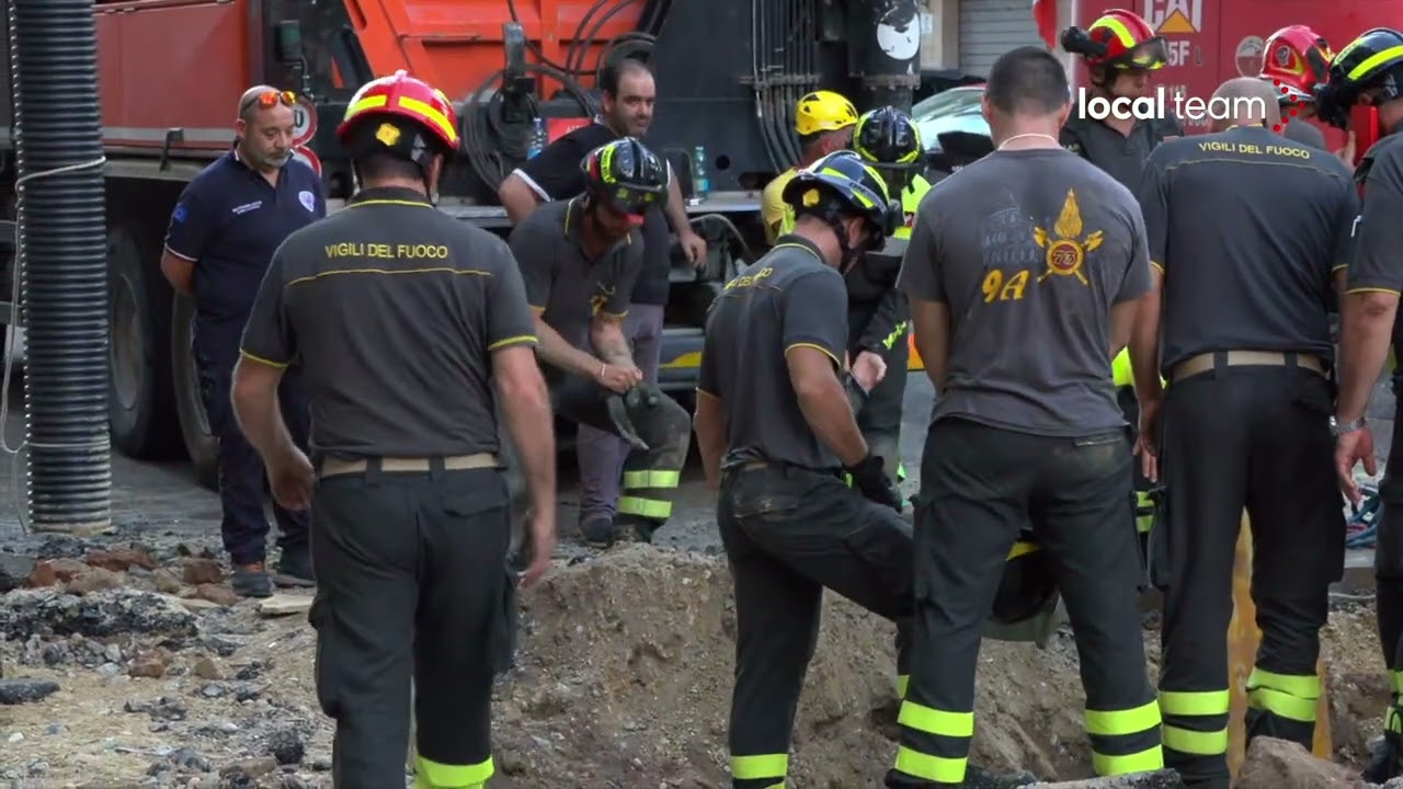 Roma, uomo intrappolato in un tunnel: le operazioni dei vigili del fuoco