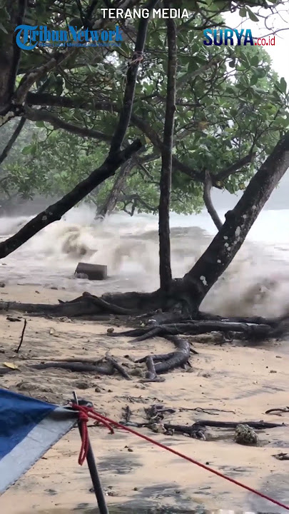 Terekam Situasi Ombak di Pantai Banyu Meneng, Kabupaten Malang