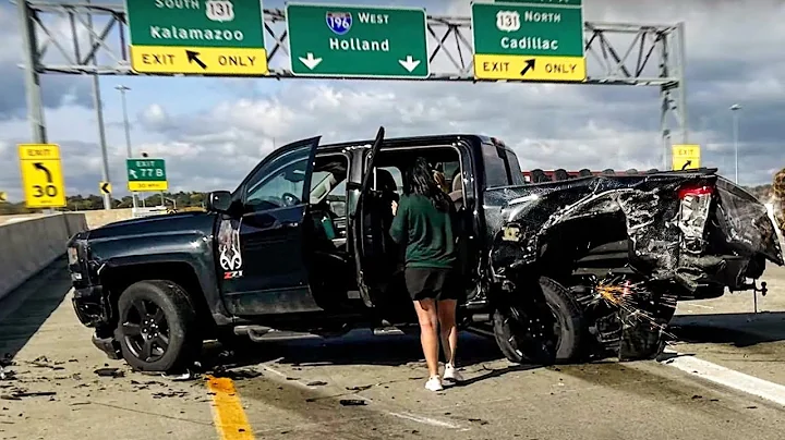 INSANE HIGHWAY CRASH CAUGHT ON DASH CAM - DayDayNews