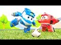 Oyuncak robot trenler futbol oynuyorlar. Erkek çocuklar için.