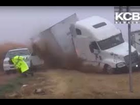 Amerika Qoʻshma Shtatlari YIRIK AVTO AVARIYA BULIDI MASHINALAR KETMA KET HALOKATGA UCHRADI