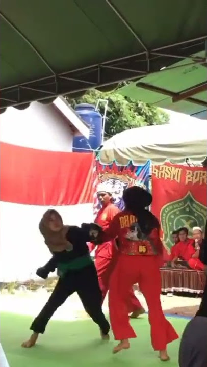 Pertarungan sengit silat wanita