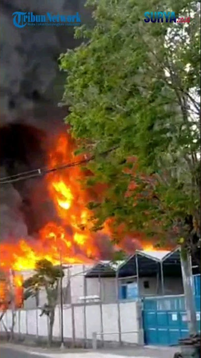 PABRIK PLASTIK di Kepatihan Gresik Terbakar Hebat