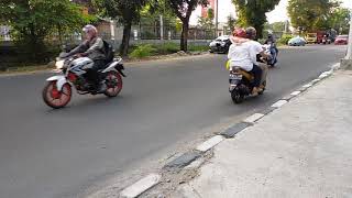 Slow motion di tepi jalan raya