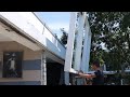 Installeren van kozijnen met dubbele ramen door een kraanwagen met timelapse