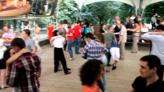 Урок по хастлу 20.08.2013 в Екатерининском парке. Хастл-Центр Урок по хастлу 20.08.2013 в Екатерининском парке. Хастл-Центр