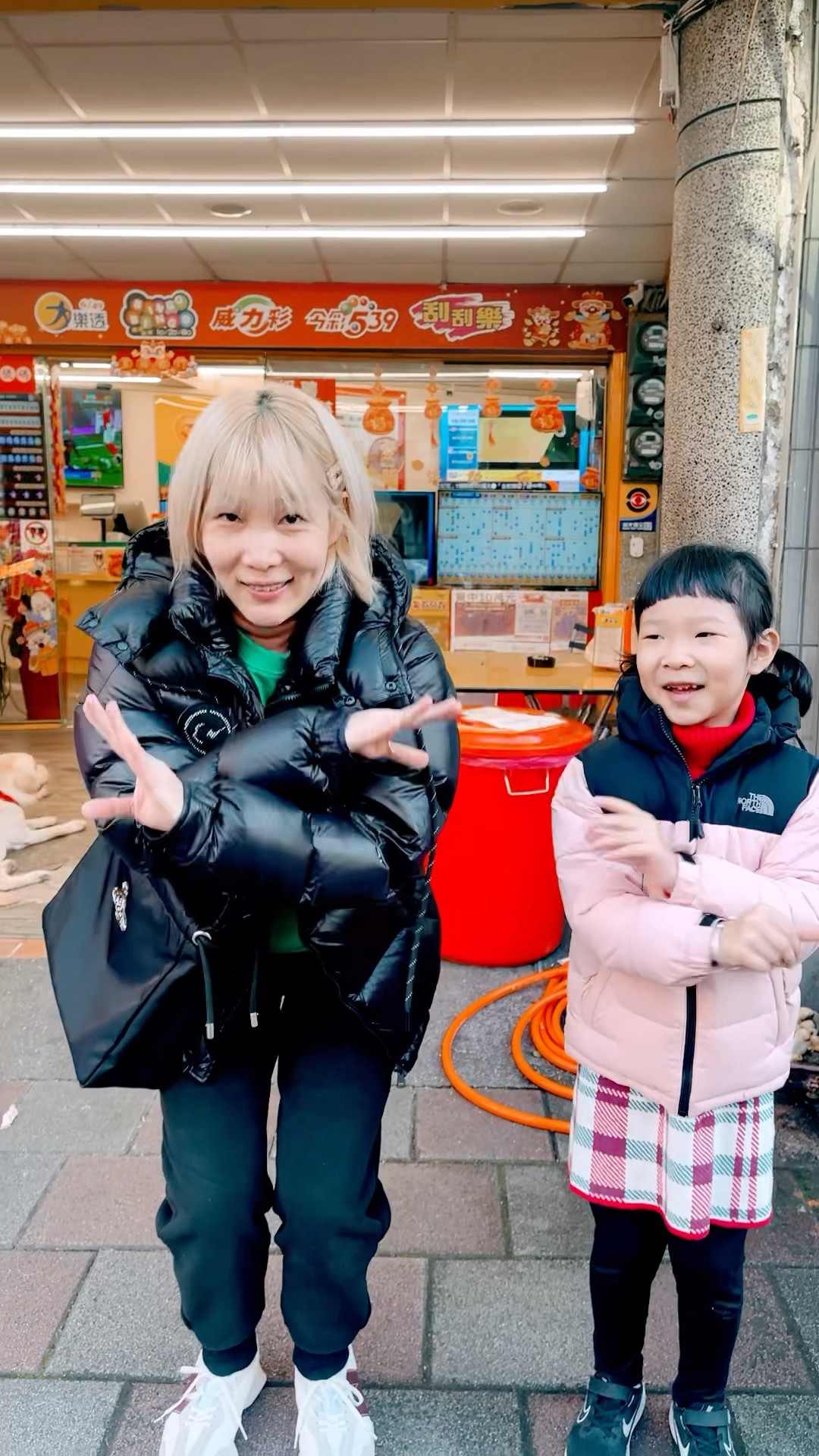 (Golf familyVN ) hai cô cháu đu trend ?#cute #funny #shorts