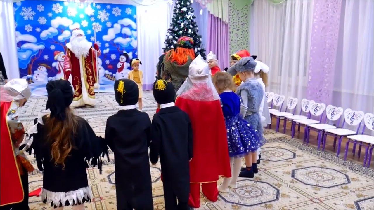 Рождественские варежки. Игра сестрички рукавички с дедом морозом. Варежки деда мороза красные. Игра сестрички рукавички с дедом морозом. Рукавица деда мороза для подарков в детском саду.