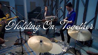 Savoir Adore - Holding On, Together (Live) Resimi