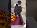 プロポーズに贈るレッド＆オレンジローズ50本の花束をラッピング