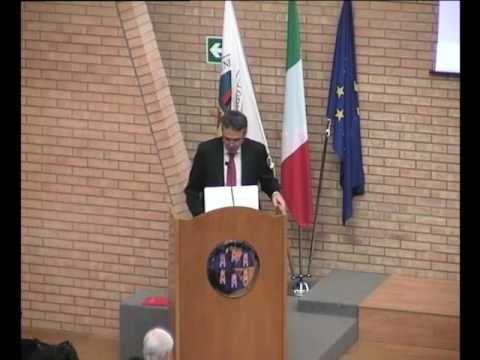 Video: Una persona con un dottorato honoris causa dovrebbe essere chiamata dottore?