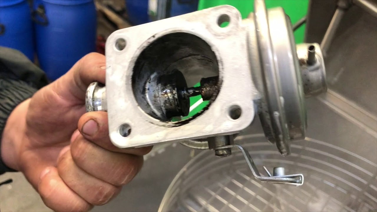 How to clean a EGR valve from a BMW 320D with a magido L90.