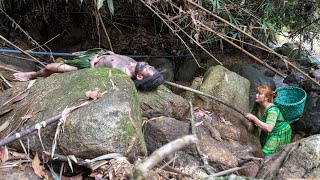 Primitive life: Setting up a tent, finding food to survive alone, the girl meets the forest people