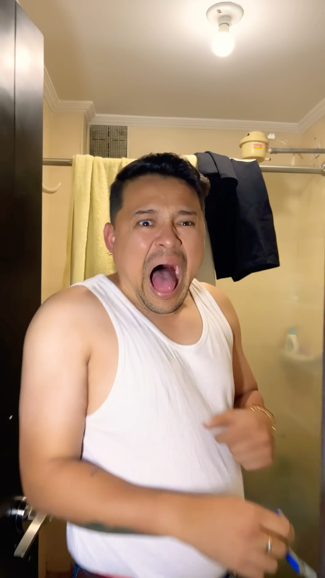 Mi papá es muy miedoso ? #humor #cosasdefamilia #comedia #shortviral