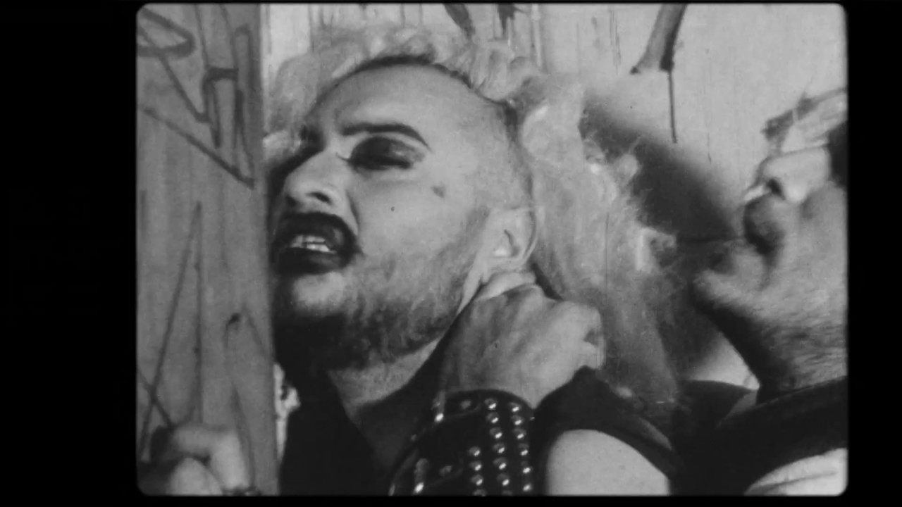 Arturo Leone es Glenda en Perfidia en La Bella Época.