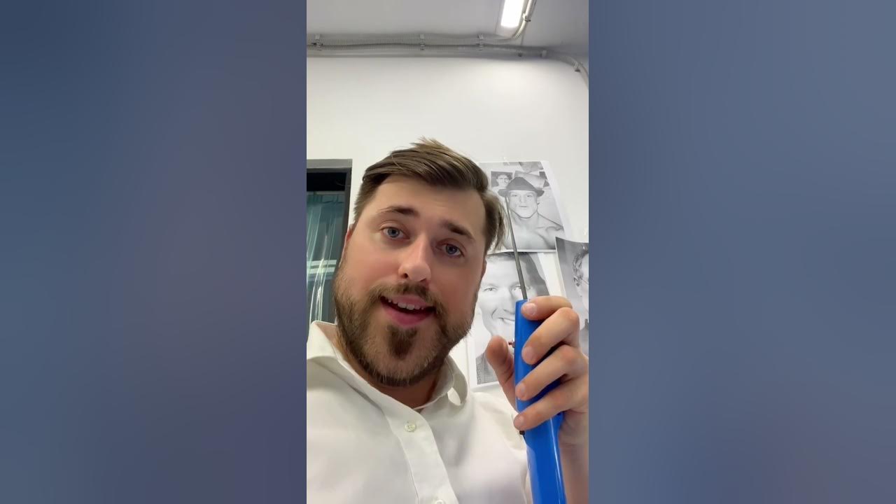 Кринжовый чел с лицом как у братьев Богдановых меняет стекло на iPad 10 ...