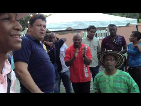 Otoniel de RD, Marcos de Colombia y Paoli de PR tocando tambores de fulia de Venezuela