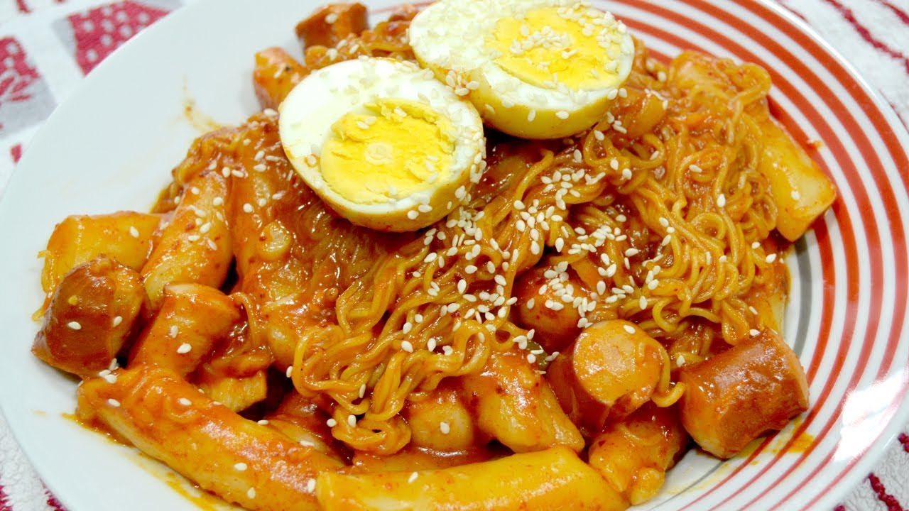 Tteokbokki + Ra-bokki [떡볶이 + 라볶이] - YouTube