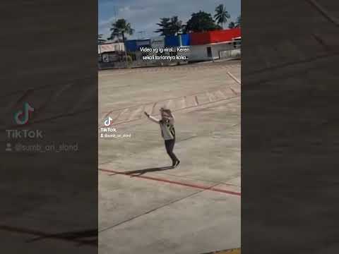 Video Viral yang Kerenn ..Petugas Bandara  Menari di Bandara  (Biak,Papua)
