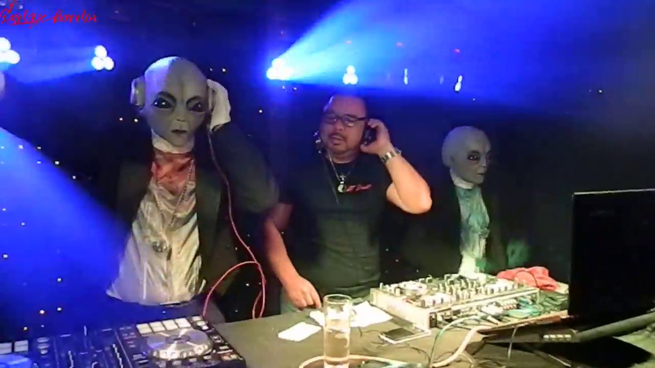 VDJ Enrique Barrios with aliens performance