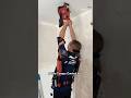 Arbeiten mit einem Hilti Exoskelett.