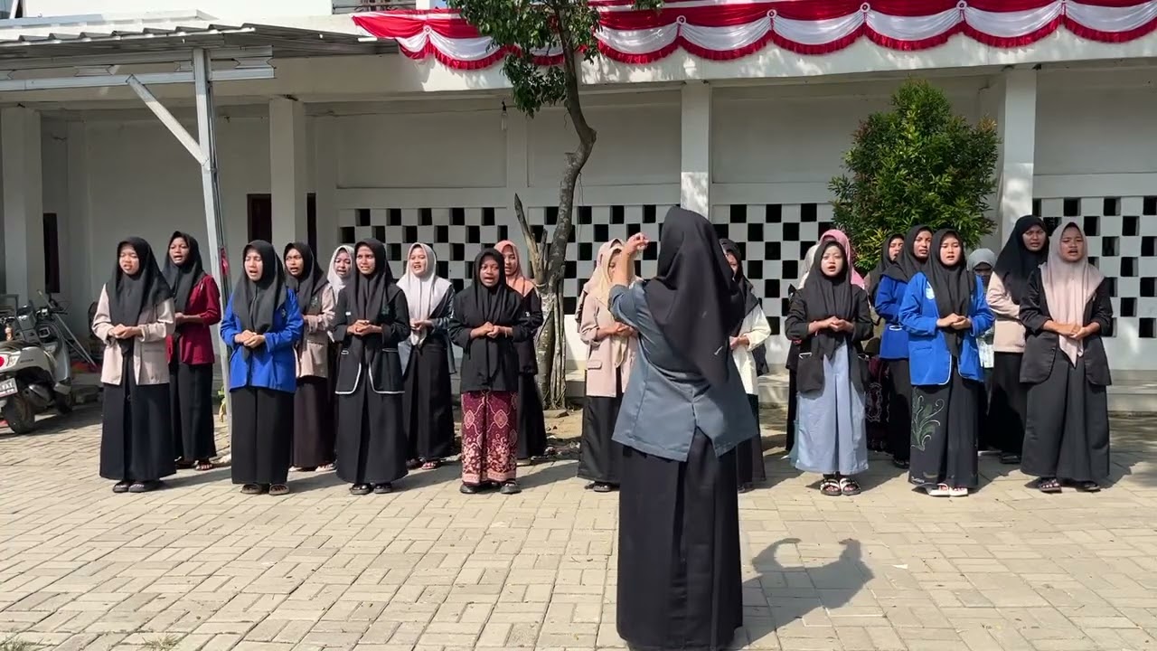 Santri Kiai Imad menyanyikan lagu Bungong Jempa lagu Sultan Fatahillah  dari Samudra Pasai