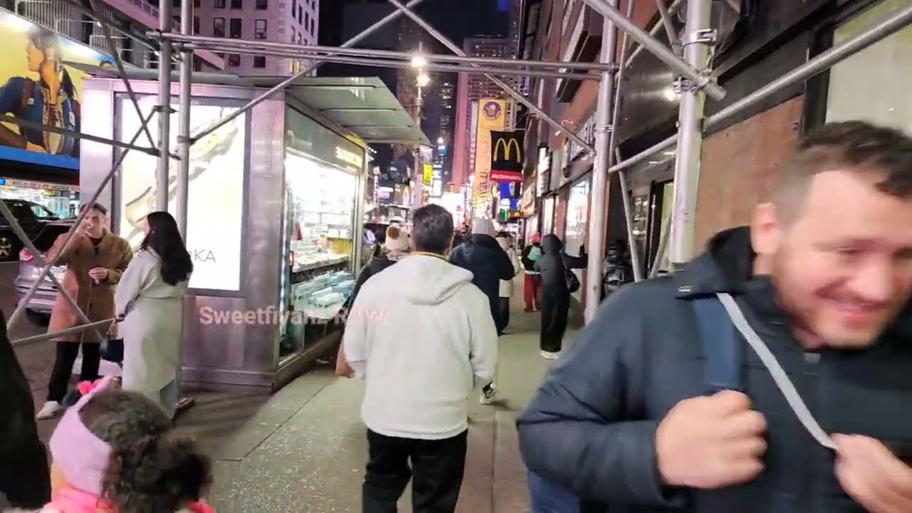 Let's take a look and see who's outside in New York City urban night / Saturday December 20, 2025