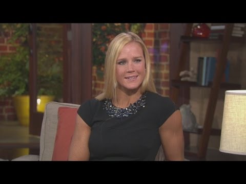 Video: Holly Holm Nettovärde: Wiki, Gift, Familj, Bröllop, Lön, Syskon