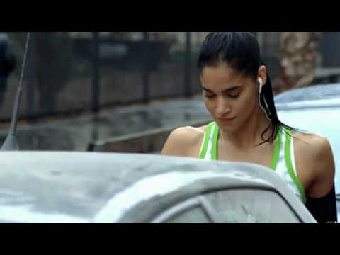 Pub TV Nike: Zlatan Ibrahimovic VS  Sofia Boutella