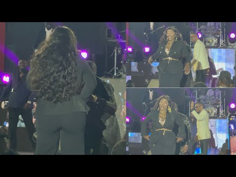 Ndiollé tall charme Youssou Ndour sur scène et chauffe le public…..