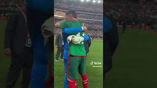 El emotivo abrazo entre Guillermo Ochoa y Santiago Giménez al ganar la Copa Oro
