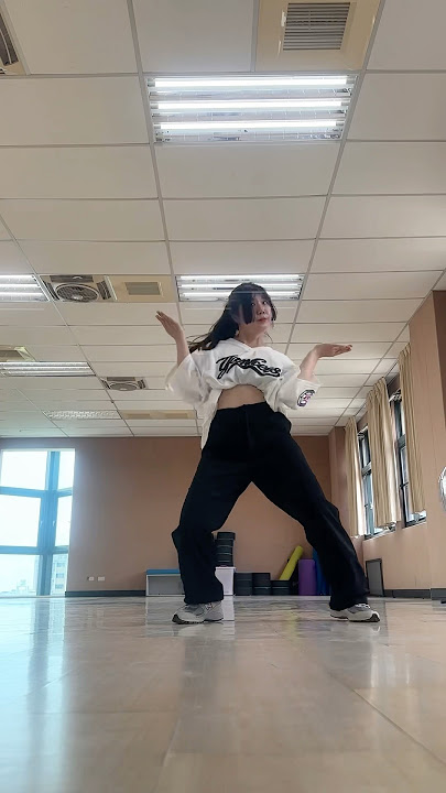 izna 'SIGN' dance practice