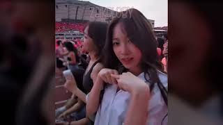 LISA's reaction to YUNJIN's stunned face watching her sexy performance (BLACKPINK concert)