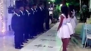 Debutante entra cantando e emociona à todos