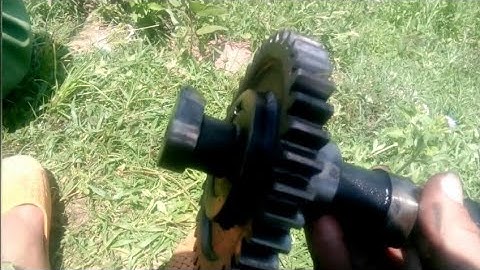 Sửa máy nổ dầu diesel / thay cốt trục cam khi búa bị mòn vẹt.