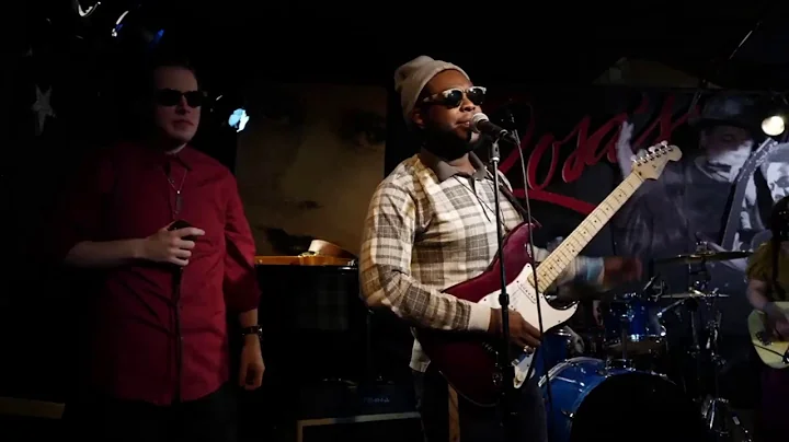 Stephen Hull Experience :: Live at Rosa's Lounge